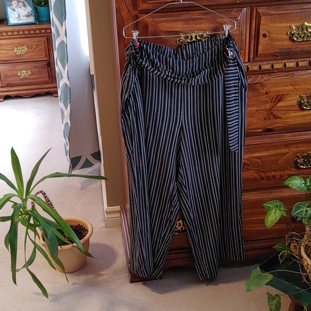 2/$30 Jennifer Lopez Striped Capri Pants
